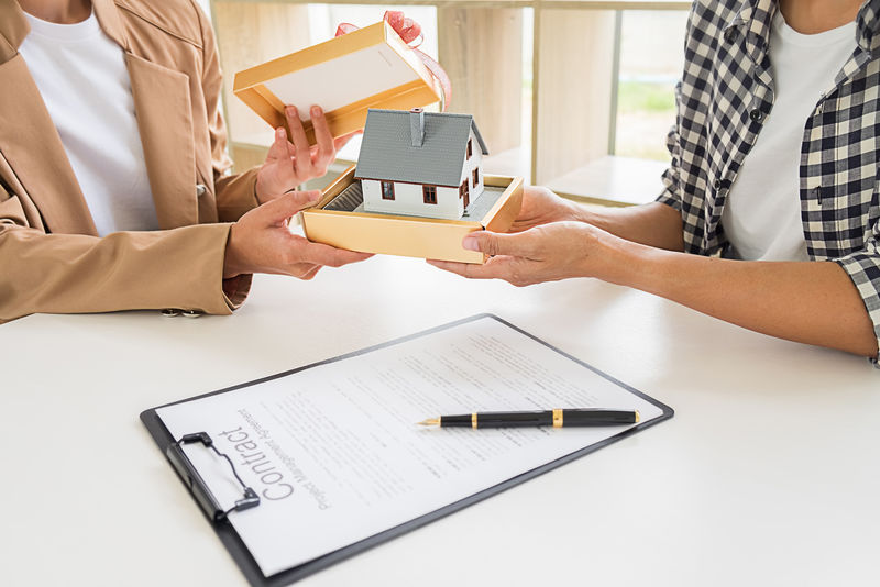 房地产经纪人与客户签订购房、保险或贷款合同