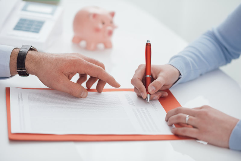 签署合同的女性和财务顾问-指出文件、财务规划和银行概念