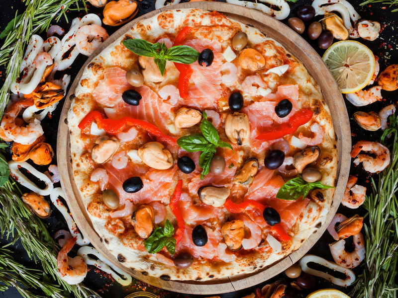 地中海披萨配海鲜和橄榄-经典自制食谱概念