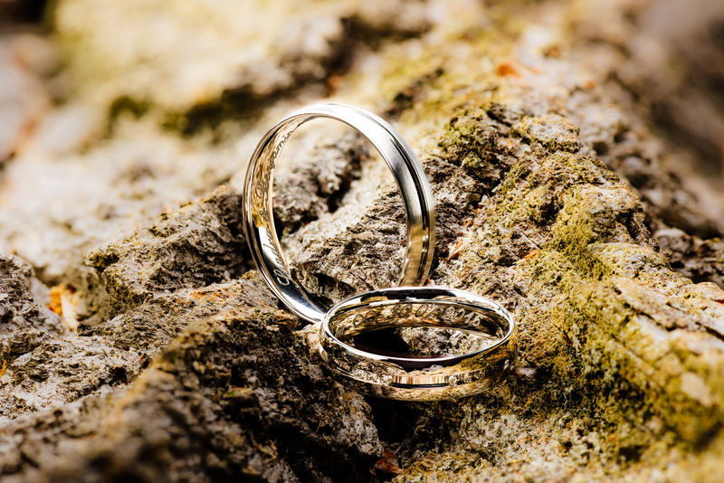 漂亮的结婚戒指-金色或银色的