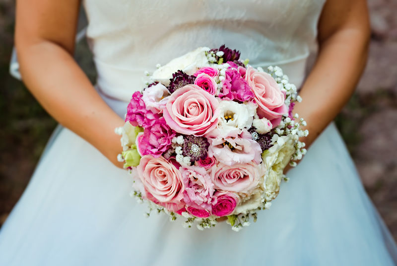 新娘的彩色花束-婚礼用丁香和粉红色的花束