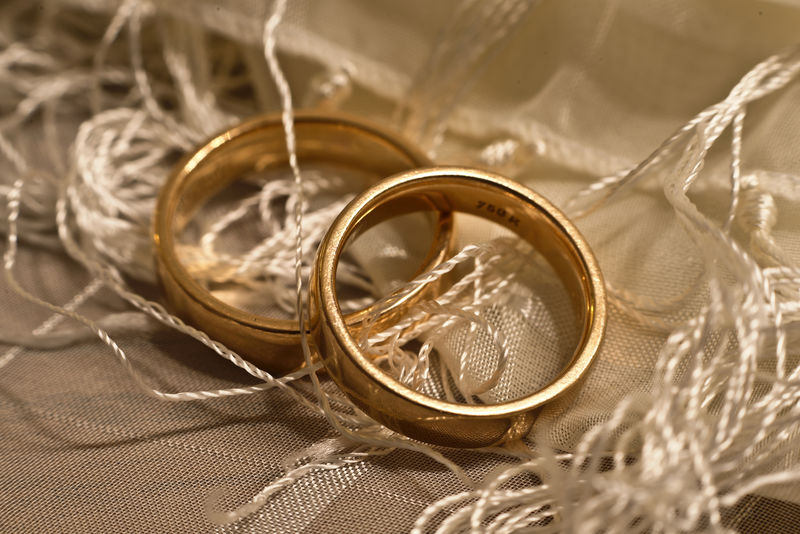 白领巾上的结婚戒指
