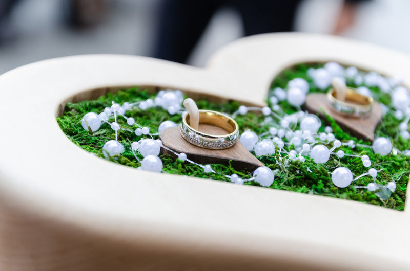 白色桌子上的结婚戒指-背景是美丽的矿物