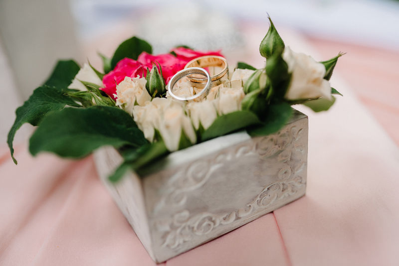 花束新娘的婚礼装饰-结婚玫瑰和新娘装饰