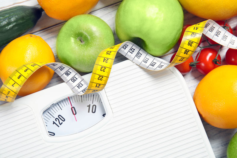 木底秤-卷尺和健康食品-特写-体重减轻