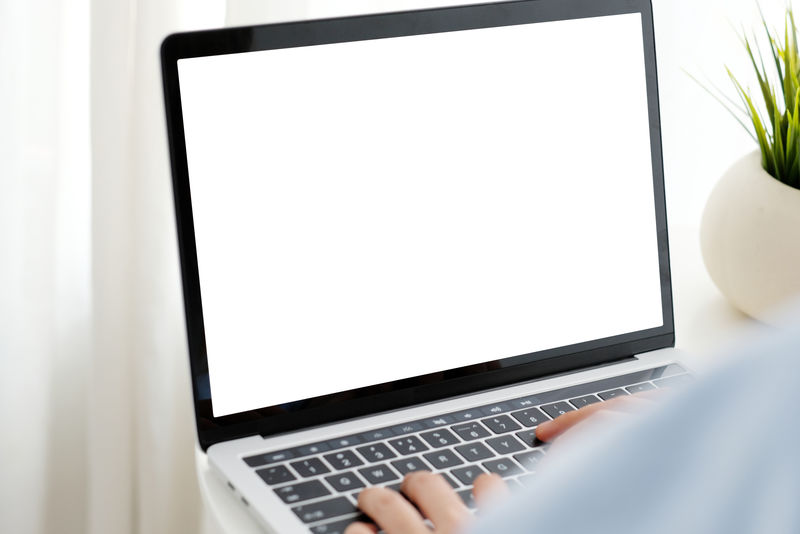 女性使用带有空白屏幕的笔记本电脑作为模拟模板背景、技术和生活方式、在家工作背景概念