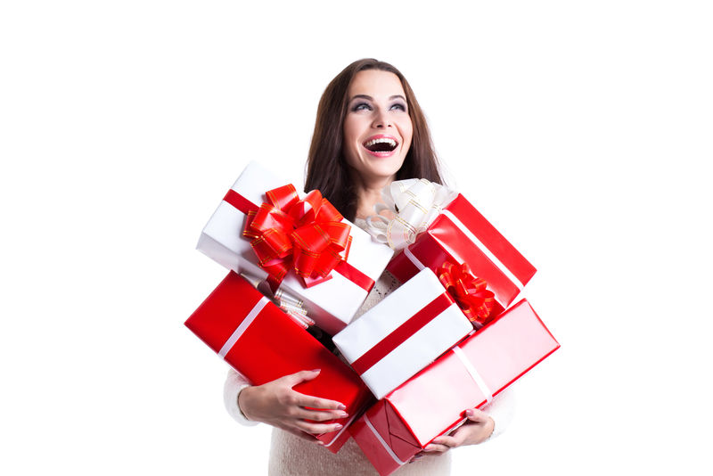 带着一堆礼物的漂亮女人-概念销售礼品-新年和圣诞节-与世隔绝