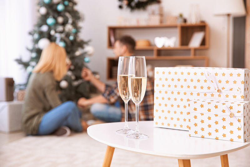 房间桌子上的圣诞礼物和香槟酒杯