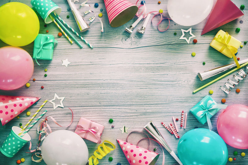 用气球、礼品盒、蒸汽机和五彩纸屑装饰生日聚会
