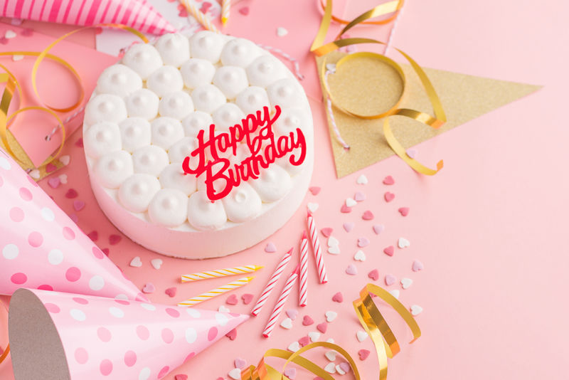 生日蛋糕和派对配饰-祝您生日快乐-带复印空间的俯视图-粉色背景-水平