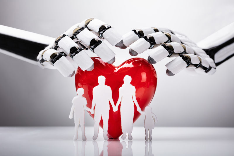 机器人手保护家庭形象红心反光桌