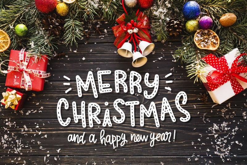 圣诞和新年印刷在节日背景上-有冷杉枝、礼物、浆果-圣诞节和新年快乐的主题-雪-平铺-俯视图