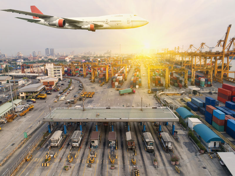 从事集装箱船舶进出口业务和物流-用起重机把货物运到港口-国际水运-鸟瞰图和俯视图