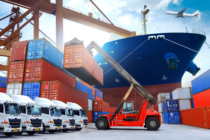 工业航运物流拥有新的卡车车队、空运货物、集装箱船上货物作业