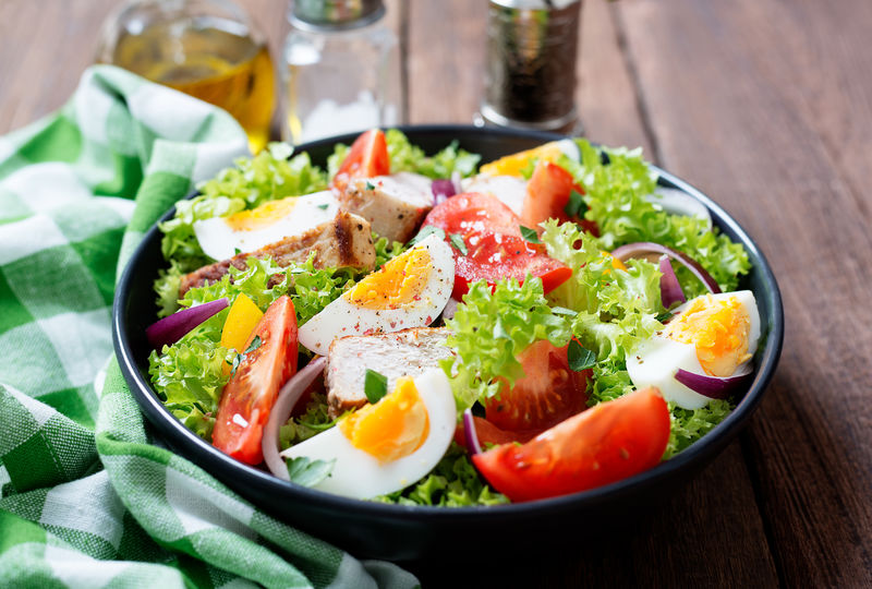 新鲜蔬菜沙拉配鸡胸肉和鸡蛋