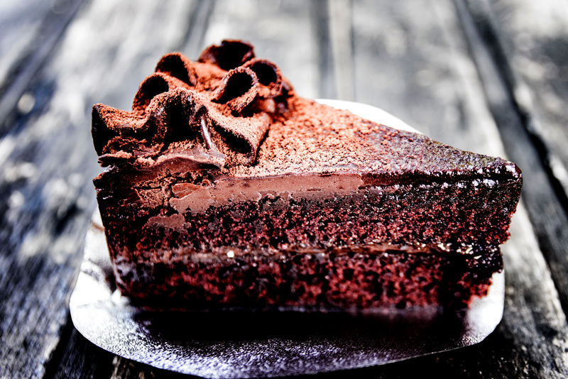 木质背景的美味巧克力蛋糕