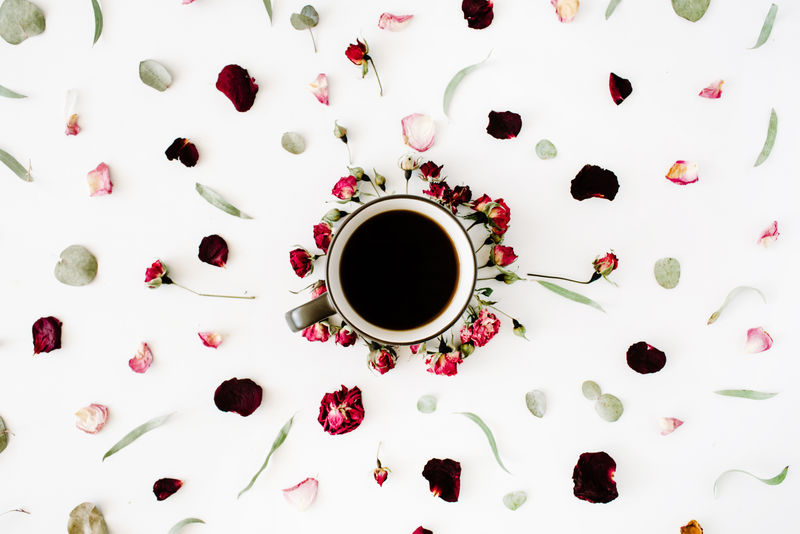 咖啡和鲜花俯视图