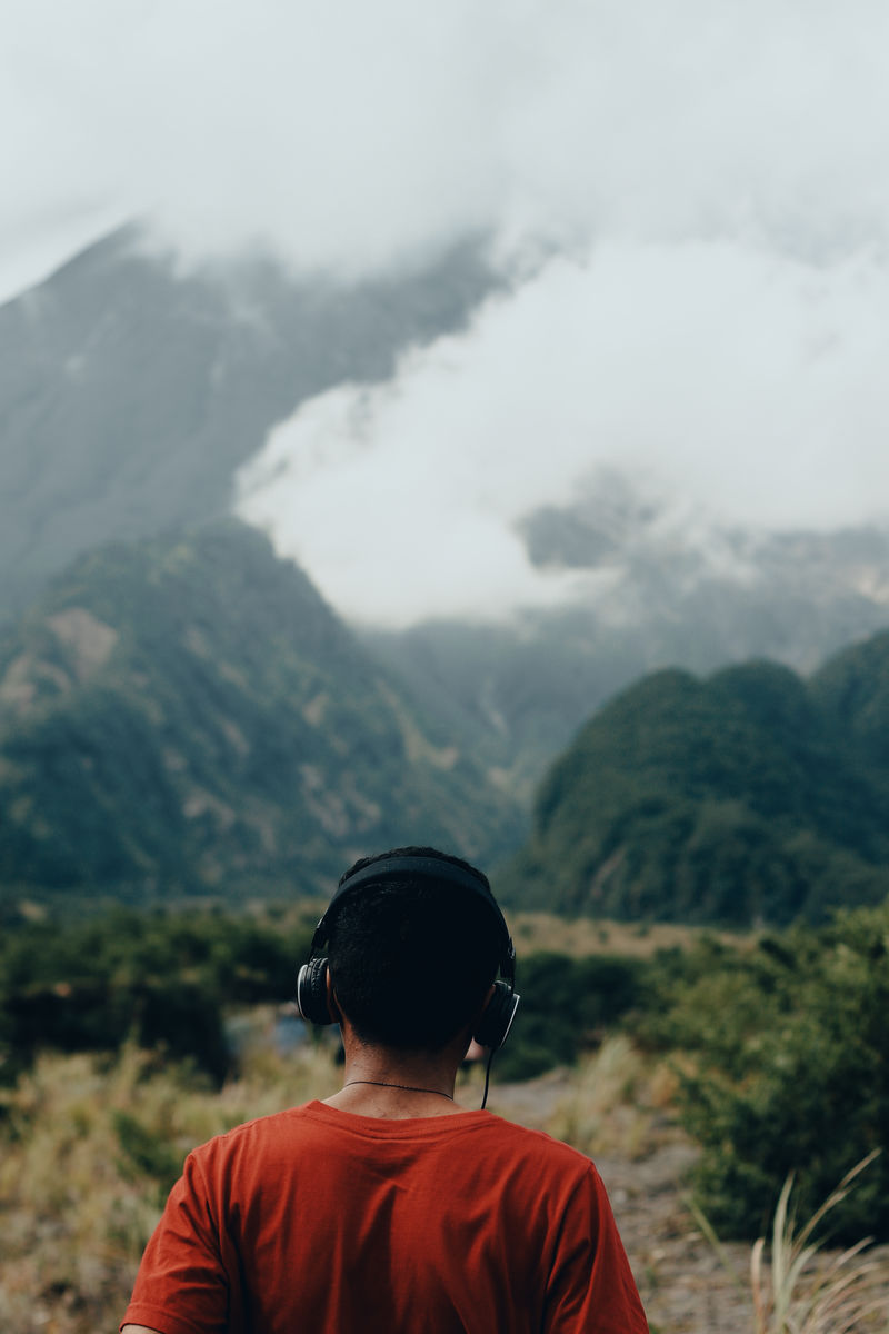 戴着耳机的人面对雾山