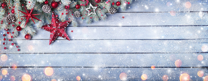 冬季圣诞节背景-冷杉枝圆锥形-蓝色木质纹理的雪