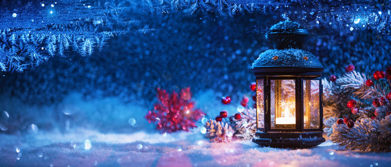 冬季用烛台装饰，靠近白雪覆盖的温多