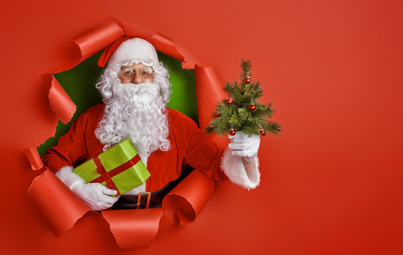 圣诞快乐-节日快乐！圣诞老人与礼物在明亮的颜色背景