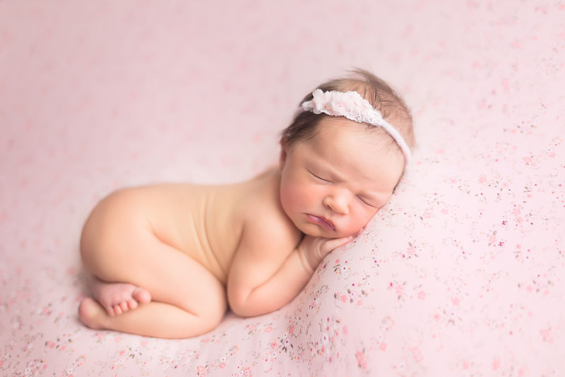 第一次拍照-新生儿-新生儿-婴儿躺在粉红色的毯子上-初生女孩