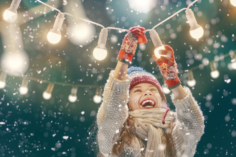 快乐的孩子在雪天的冬天散步-小女孩正在享受假期-深色背景的儿童肖像