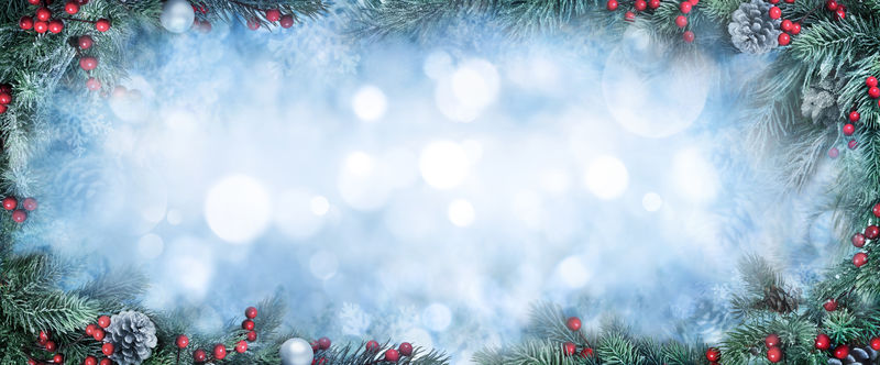 圣诞背景-以冷杉树枝为框架围绕着蓝色的bokeh复制空间