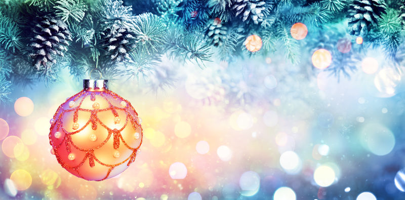 圣诞节和新年装饰-挂在圣诞树上的金饰品-节日的光辉背景-浅度