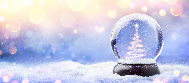 带圣诞树和星星的雪球-由灯光和柔和的降雪背景构成-圣诞概念