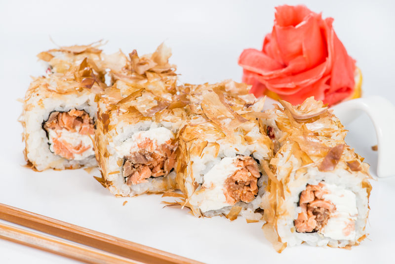传统日本料理-美味的寿司卷配米饭、奶油芝士、三文鱼和金枪鱼