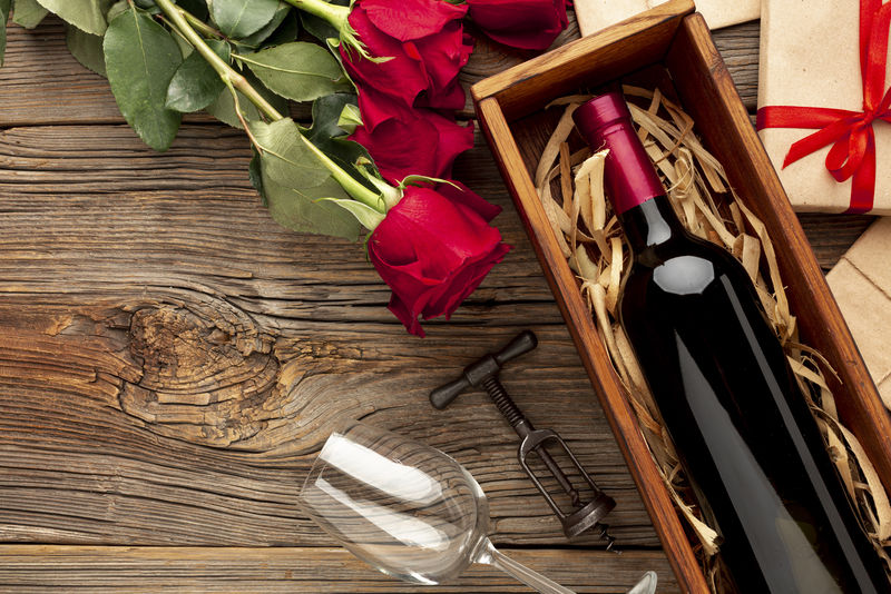 一瓶红酒-放在旧背景的木箱里-情人节的概念-色调的图像-复古风格-复制空间-选择焦点