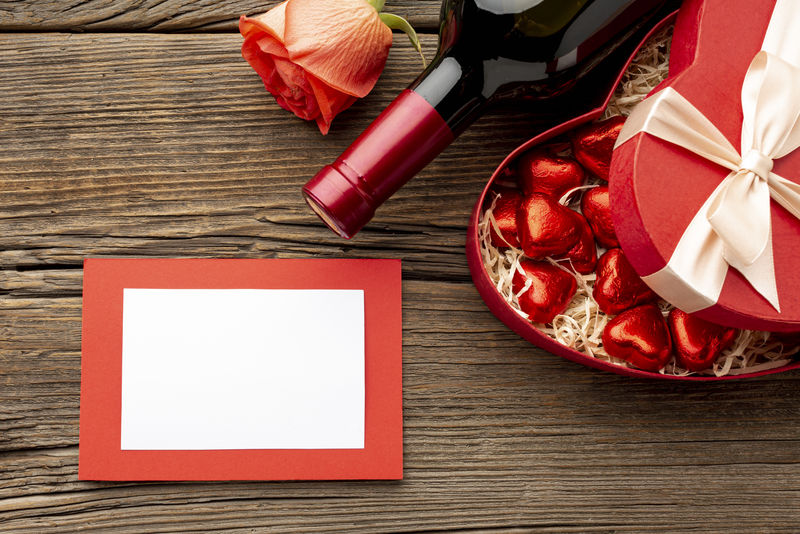情人节相框-香槟和红玫瑰放在木桌上-带复印空间的俯视图-复古色调