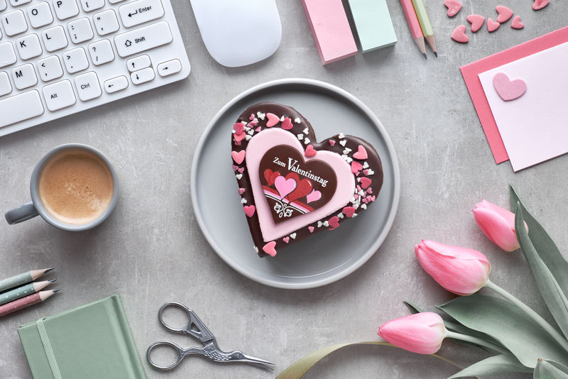 带键盘的情人节心形蛋糕、咖啡、卡片