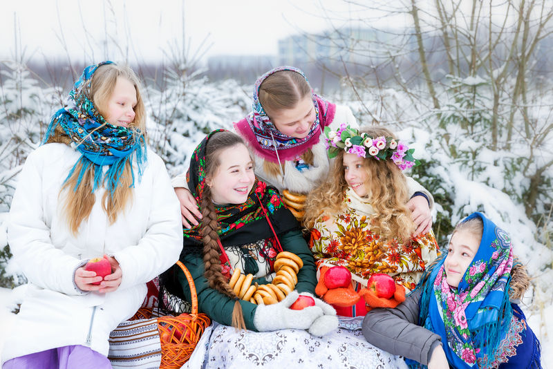 冬季风景中穿着俄罗斯民族服装的女孩