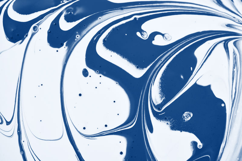 经典蓝色调抽象色液体亚克力背景。手绘艺术。自制时尚2020年色彩