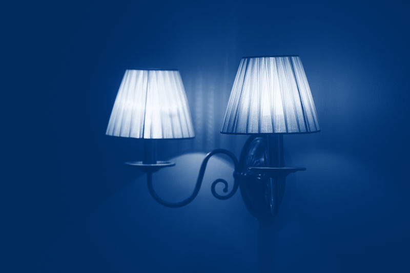 房间里的双壁灯有古典的蓝色调。时尚2020年色彩