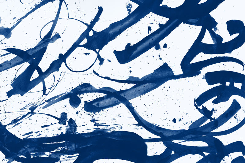 经典的蓝色调抽象画笔笔触和溅在纸上的油漆。格鲁吉艺术书法背景。时尚2020年色彩