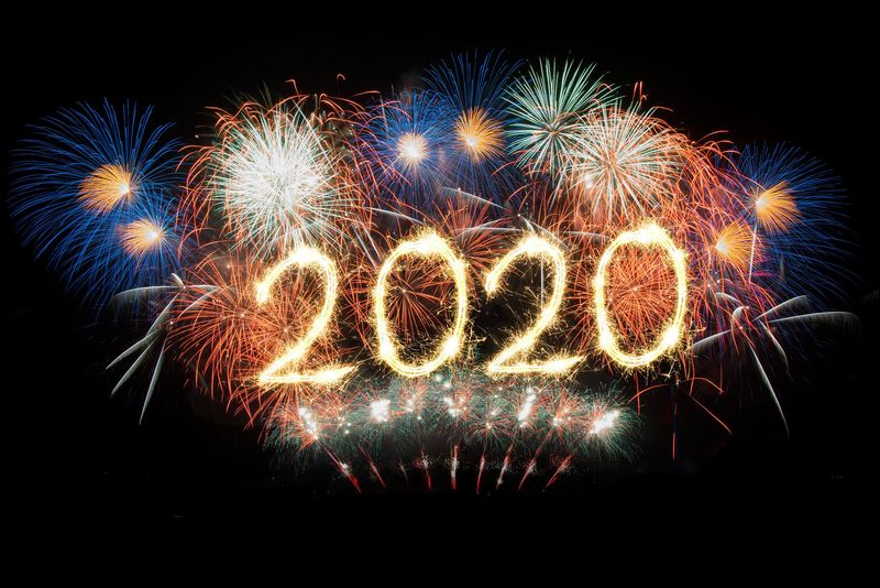 贺卡2020新年快乐-美丽的广场假日网页横幅或广告牌-金色闪烁的文字“新年快乐2020”在节日蓝色背景上写着闪烁的文字