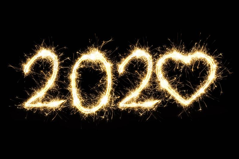 矢量快乐2020年贺卡烟花和金色数字设计隔离在黑色背景