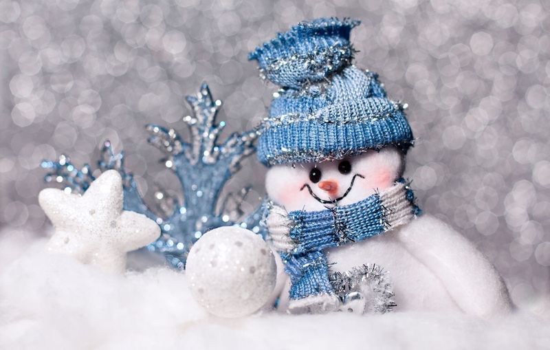 雪人在喜庆的雪地背景上闪闪发光新年快乐喜庆心情贺卡背景快乐