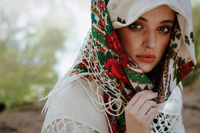 一位身着乌克兰服装的年轻女孩的画像