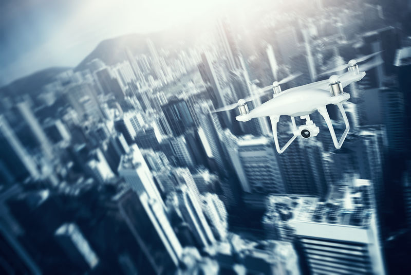 图为白色哑光通用设计遥控空中无人机与行动相机下的城市天空飞行。现代大都市背景。水平，正面视图。运动模糊效果。三维渲染。