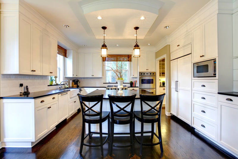 带深色地板的白色大型豪华现代厨房