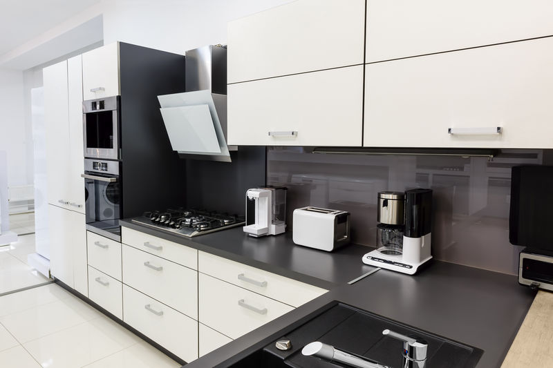 现代高新技术的厨房，干净的室内设计