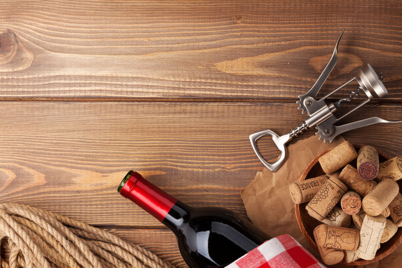 红酒瓶、软木塞和木桌背上的螺旋塞