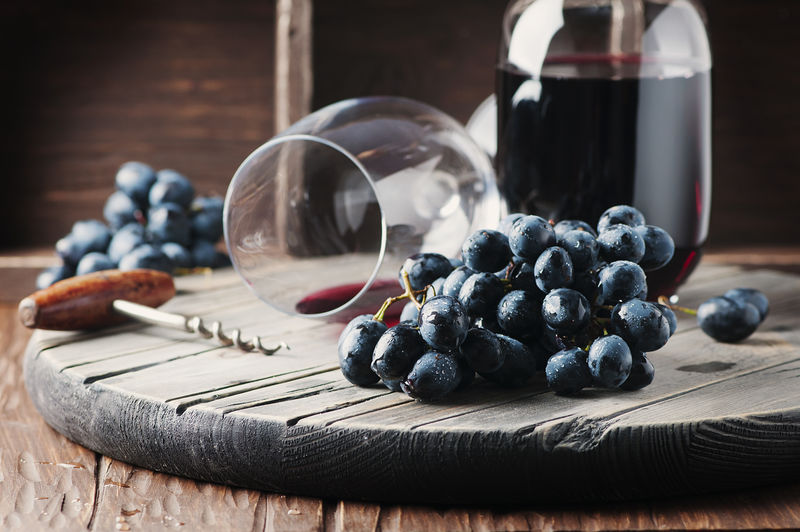 葡萄酒桌上新鲜的葡萄和红酒