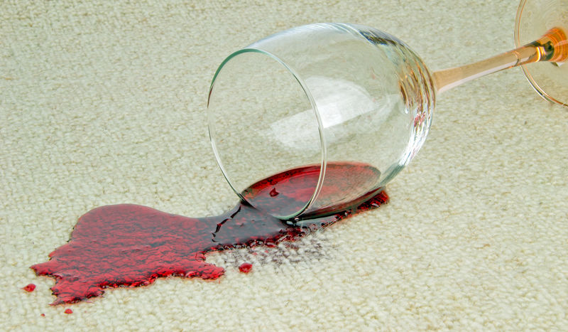 地毯上洒了一杯红葡萄酒