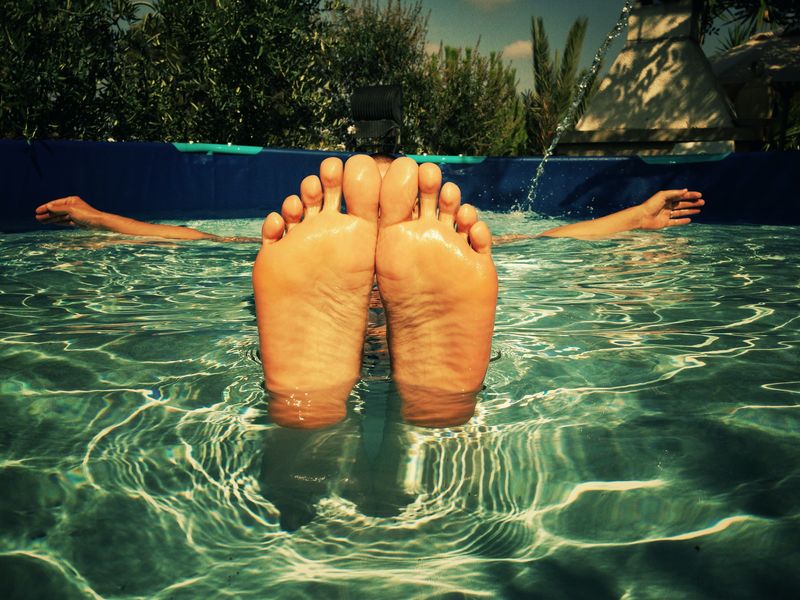 游泳池中人的脚