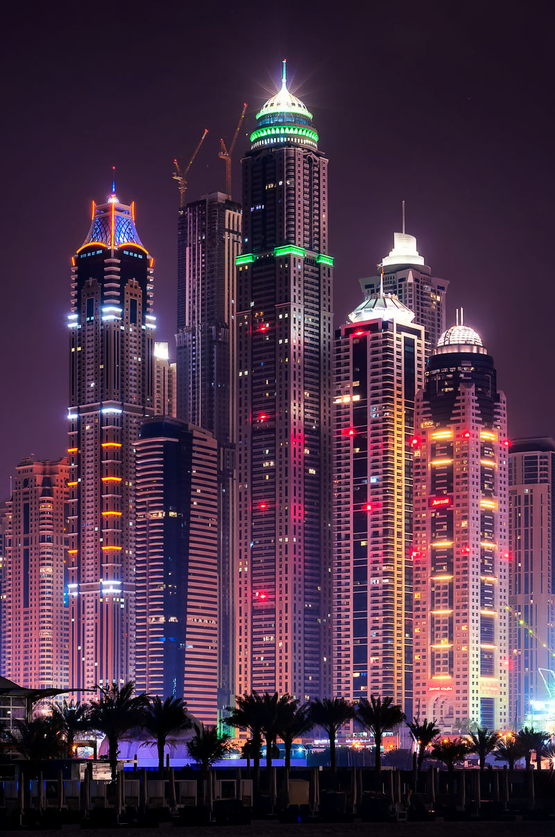 夜间迪拜码头天际线最高的建筑物。迪拜，联合